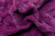 Pre alergikov vhodné kvalitné mikroflanelové prestieradlo vo farbe tmavo fialovej, | rozmer 180x200 cm.