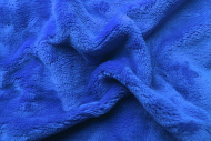 V farbe sýto modrej kvalitné prestieradlo na lôžko, | rozmer 90x200 cm.